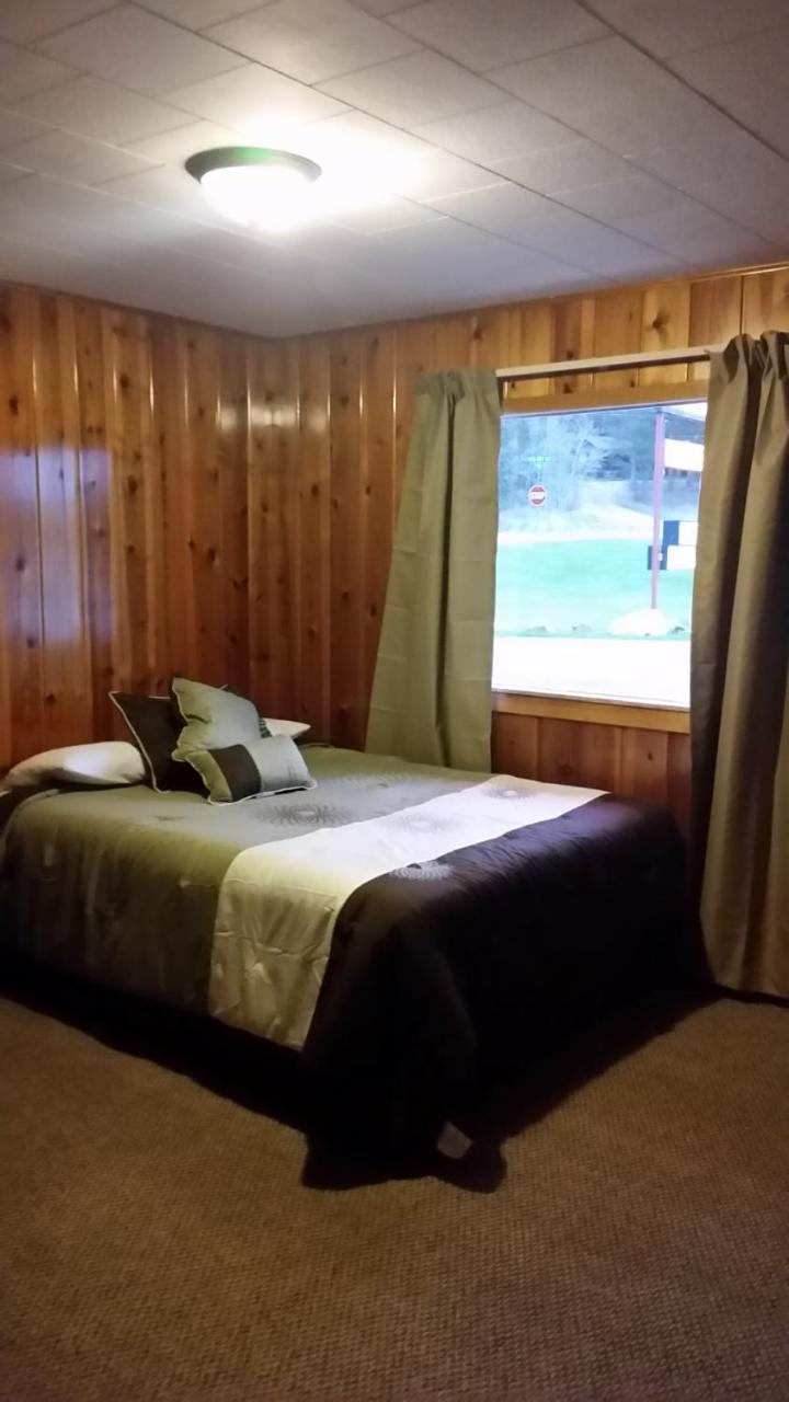 Mystic Valley Inn Къстър Екстериор снимка